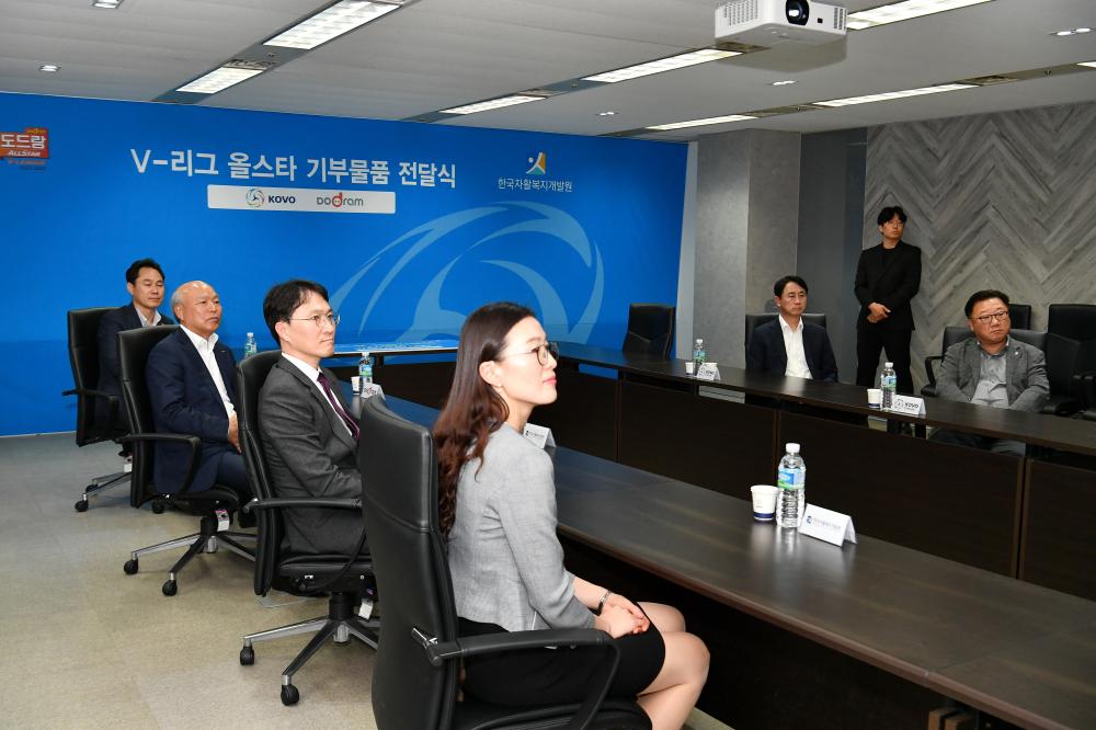 한국자활복지개발원, V-리그 올스타 기부물품 전달식 참여 사진4
